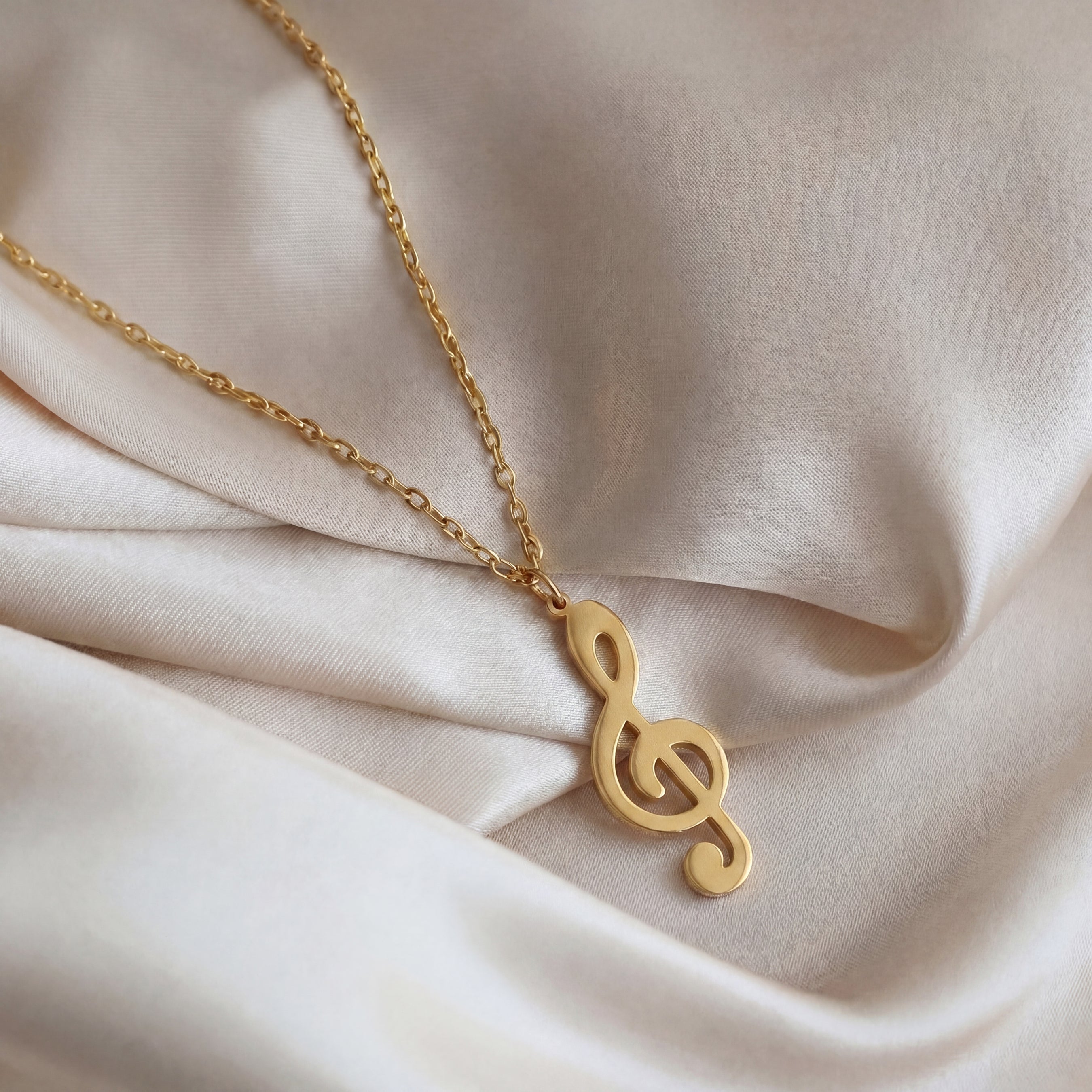 bold-clef-necklace-in-18k-gold-vermeil-3