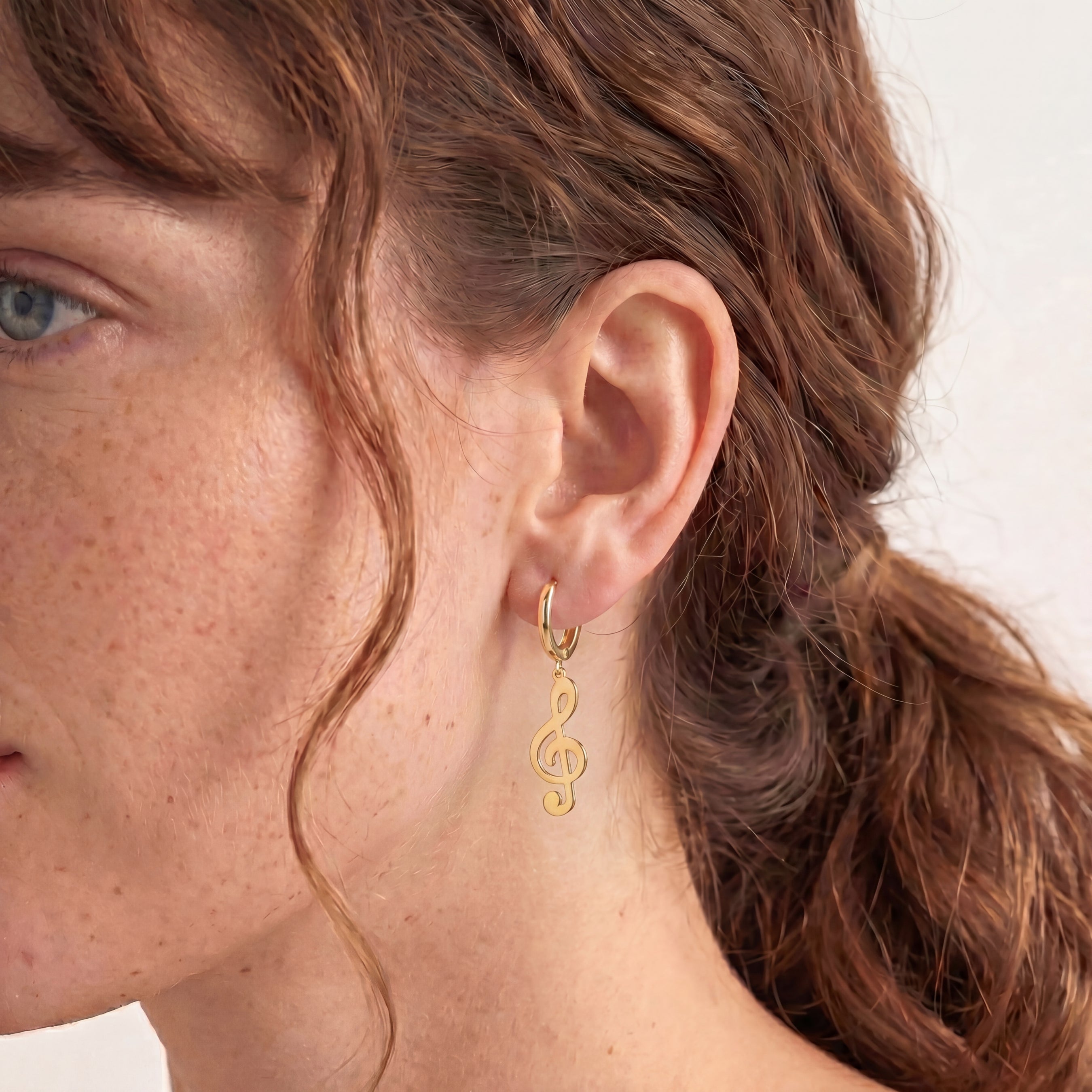 clef-charm-hoop-earring-18k-gold-vermeil-5