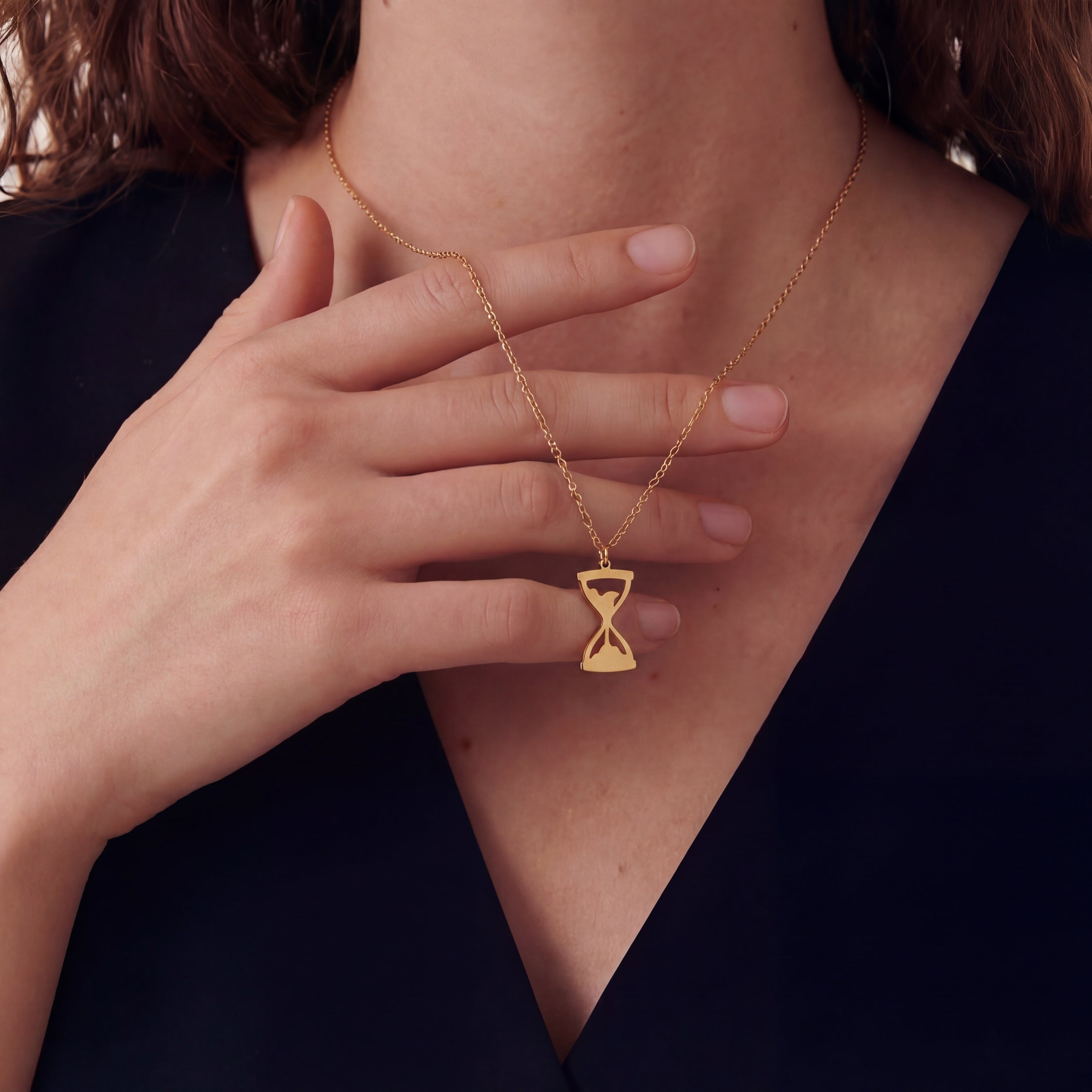 hourglass-necklace-in-18k-gold-vermeil-5